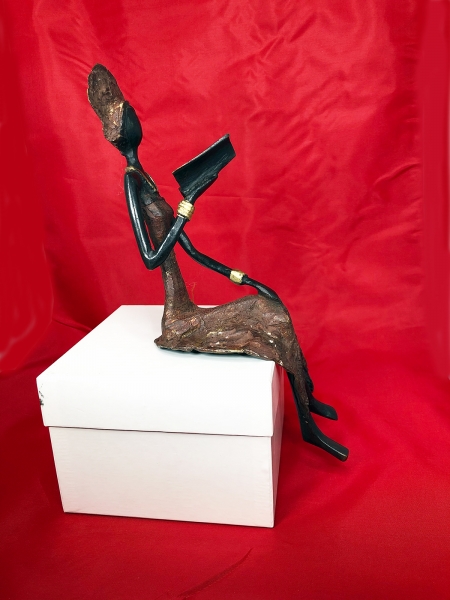 Figura de bronce 1 mujer sentada con libro
